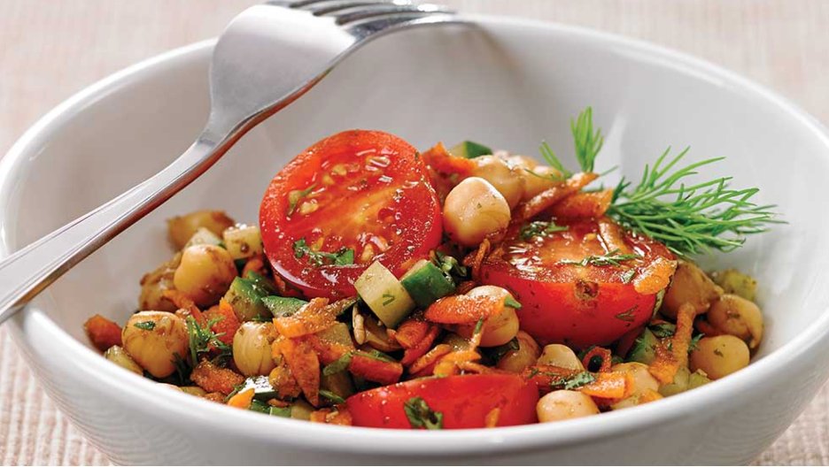 À court de temps? Essayez les protéines en conserve (légumineuses, poisson, etc.), comme dans cette salade pois chiches et carottes. Contactez une diététiste en ce #MoisDeLaNutrition. Plus d’info : moisdelanutrition2023.ca #TrouvezUneDiététiste #DiététistesVosAlliés