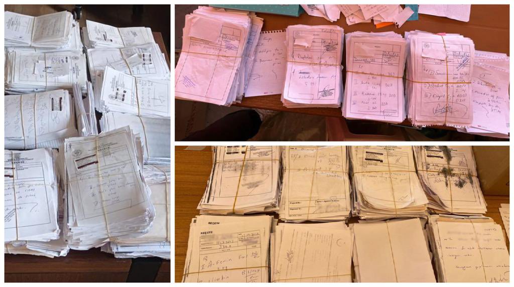 Sağlık Bakanı şaşırtmadı, depremde gönüllü çalışan eczacıyı ve örgütü yine yoksaydı.
İlaç hizmetini yalnızca ben yapıyorum dedi.
Hekim değil siyasetçi gibi davranıyor.
Karşılıksız katkı ve çabamızı yok sayınca hatırlatalım;
26 çadırdan 2 tanesindeki, sadece 10 günlük reçeteler.