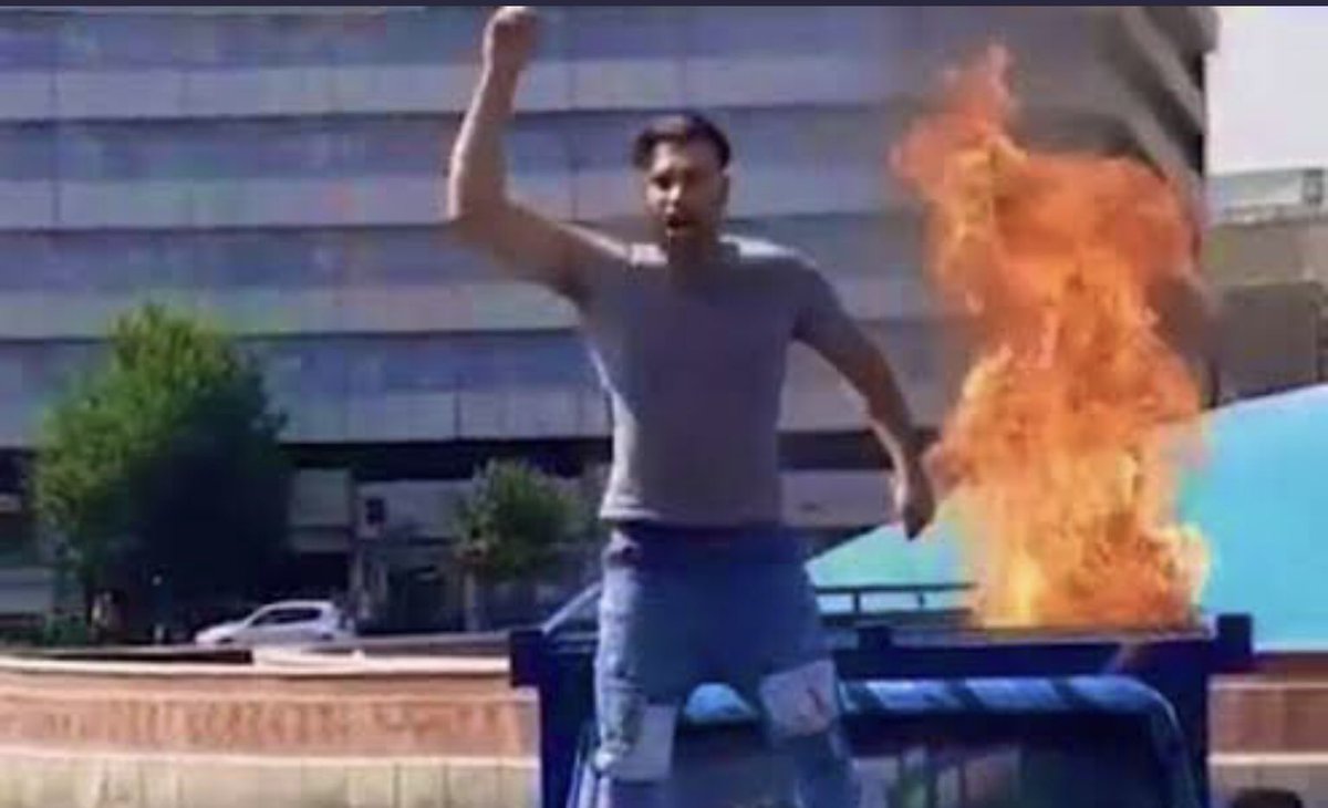 VidaSarafraz's tweet photo. قهرمان بی ادعا

#رضا_نوروزی، تحت شکنجه است و جانش در خطر!
صدایش باشیم. https://t.co/e12AC3kqPl