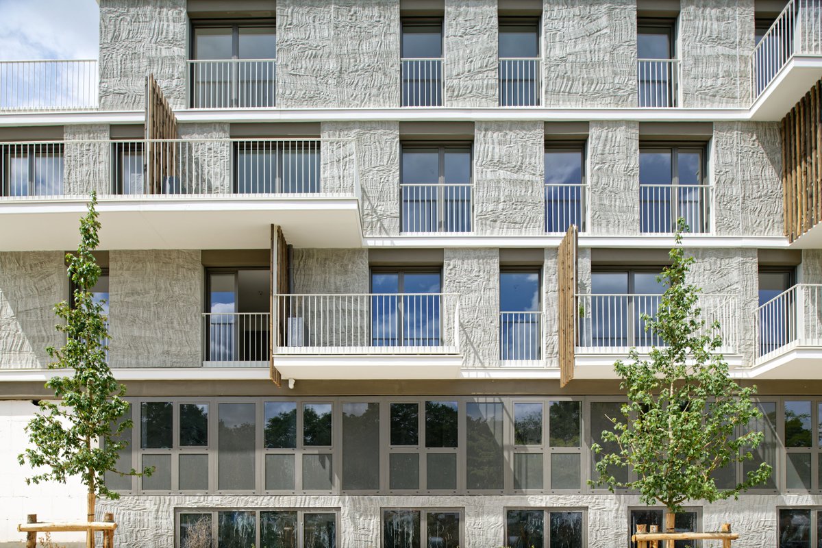 Emerige's tweet photo. 🗞️ Les résidences "Allée du Parc" à @villedemassy (Brisac Gonzalez) et "Edouard Renard" à @VilledePantin (@franklinazzi) offrent un bel exemple du dialogue entre art et architecture pour @immeuble_oeuvre. @filierebeton revient sur nos deux réalisations : https://t.co/BMdRfiFJZl https://t.co/4WgObGLUk1