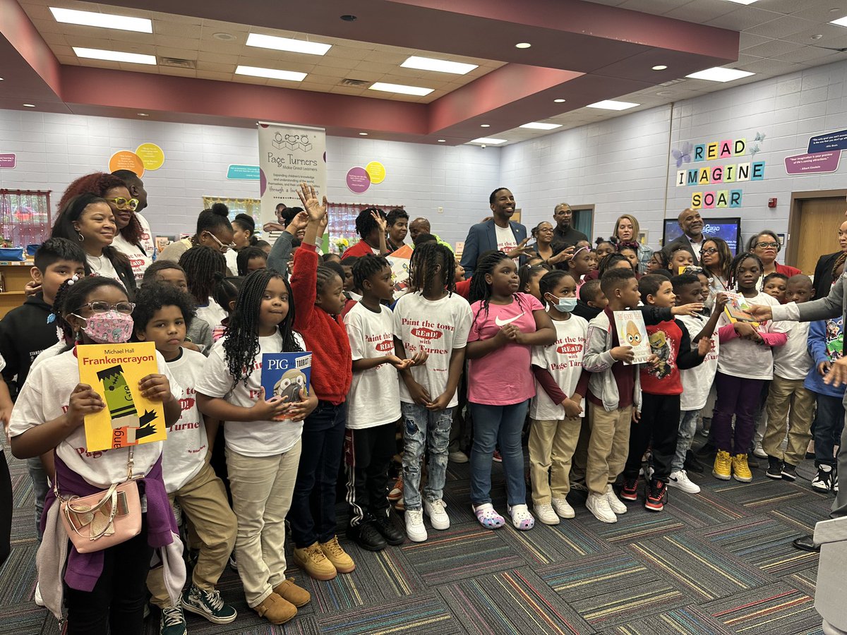 apsupdate's tweet photo. HAPPENING NOW! We’re calling it #READAcrossAtlanta Day! @APSHeritage scholars are Painting the Town REaD as they read across Atlanta📚. @DrLisaHerring @andreforatlanta @UPS @MercedesBenzUSA @PNCBank @HartsfieldATL @ATLYOUTHENGAGE @APSMediaServ
#Race2READ #APS150 https://t.co/ZQVWjzDmqf