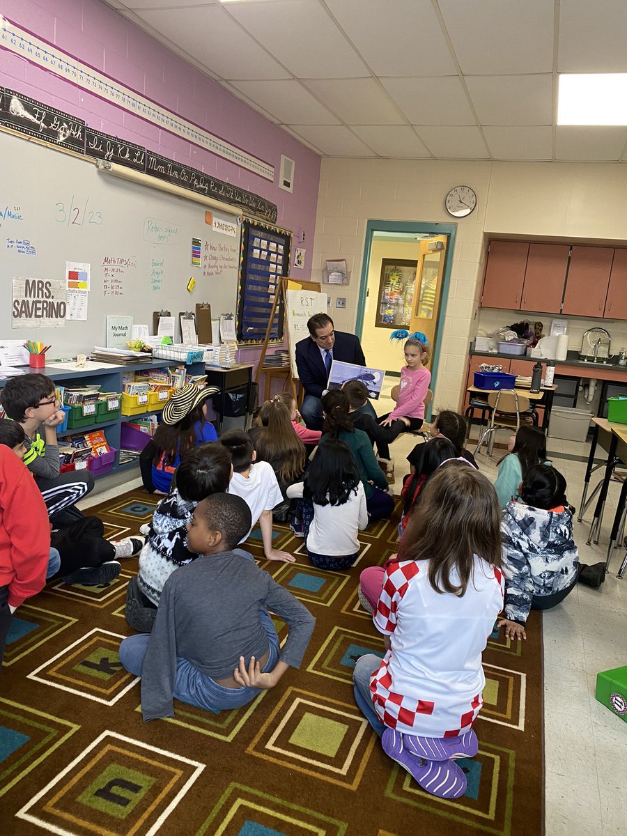Mr. Seymour town councilman reading to 3rd grade! 📖 #ReadAcrossAmerica2023 #NMUKNIGHT