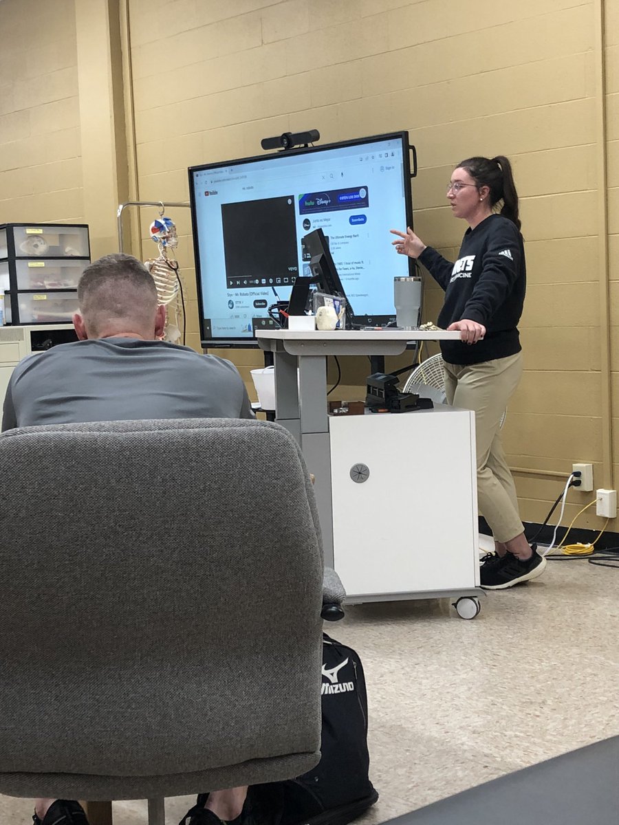 Kicking off #NationalAthleticTrainingMonth with our Head AT Leigha helping MSAT students wrap their head around concussion care 🧠😶‍🌫️ #stingersup #AthleticTrainers
