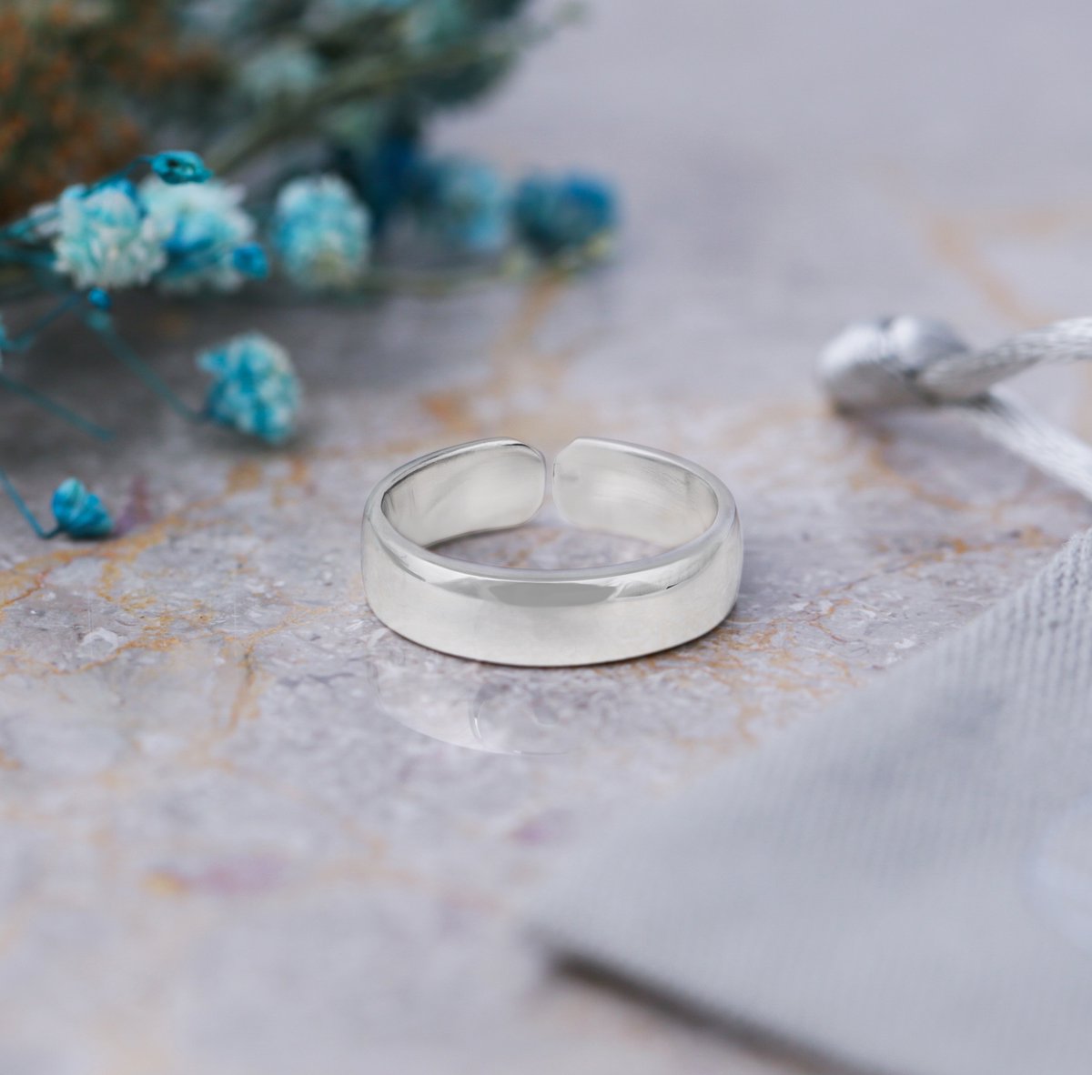 Polished | Packaged | Perfection 

l8r.it/t6zq

#jewellerygift #weddingband #adjustablering #silverjewellery #handmaderings #giftsforher #birthdaygifts