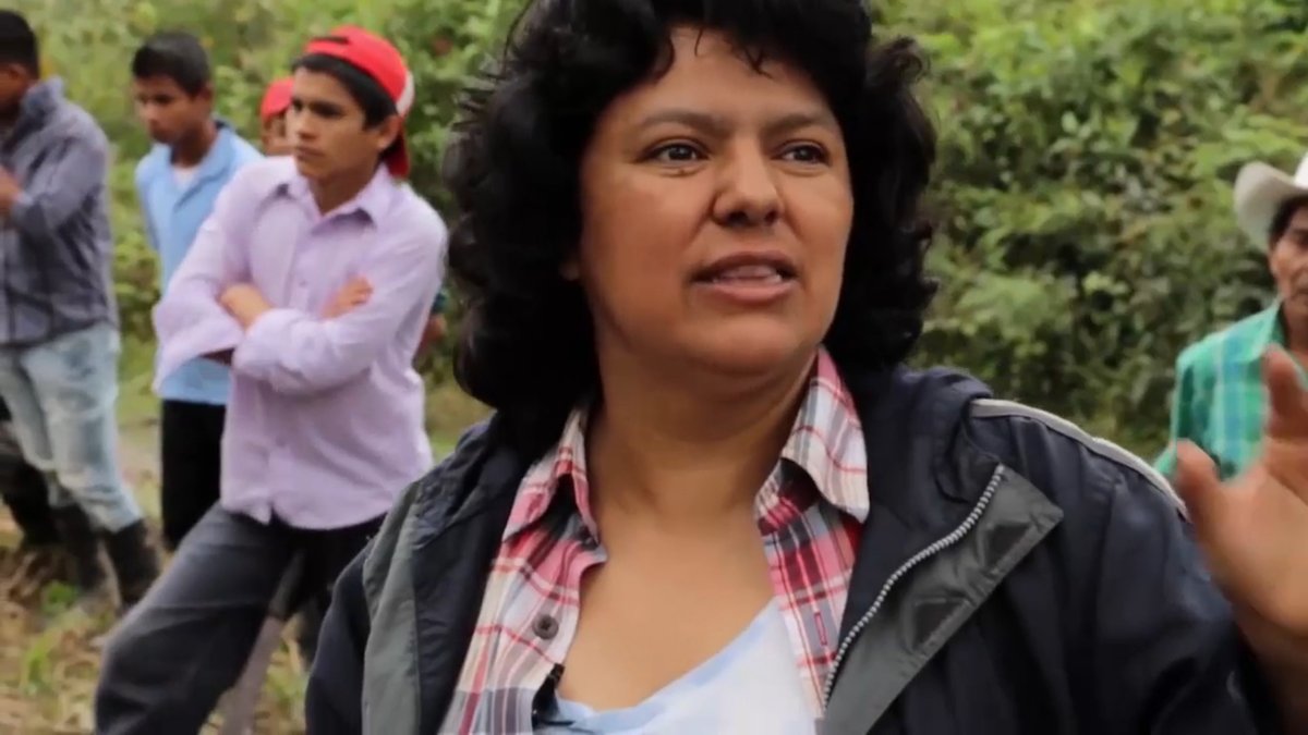 #OnThisDay in 2016 Berta Cáceres was murdered for successfully defending her people's land from the world's largest dam builder in #Honduras.

A leader of the Lenca tribe & an environmental activist, she is one of scores of #Indigenous people killed across the world. #BertaVive