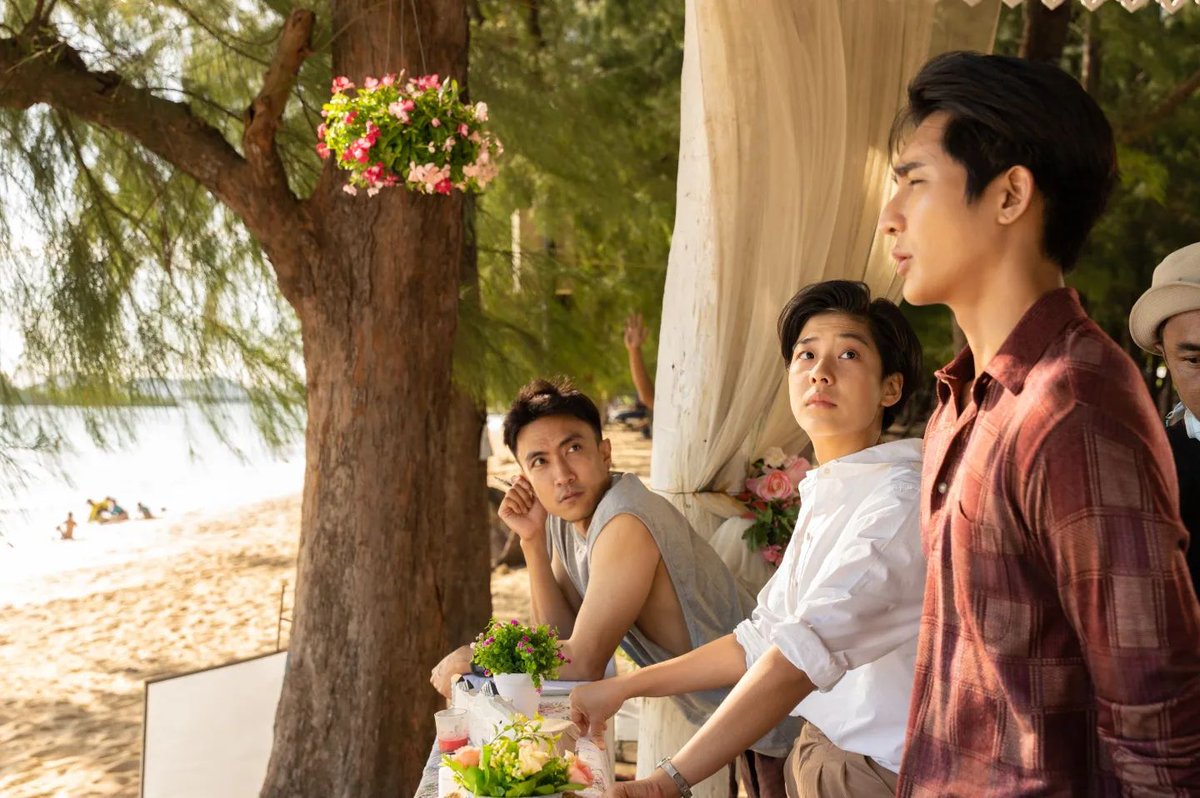 AofFanbase's tweet photo. 🚨 P'Aof, nosso querido diretor, se despede de Moonlight Chiken em seu instagram. No texto se despede dos personagens, agradece o apoio dos fãs e deixa uma menssagem de esperança, dizendo que no amanhã sempre dá pra recomeçar. Obrigada ❤️

🖇:https://t.co/F7XIn6qszp

(+) https://t.co/fHo8qBEgU8