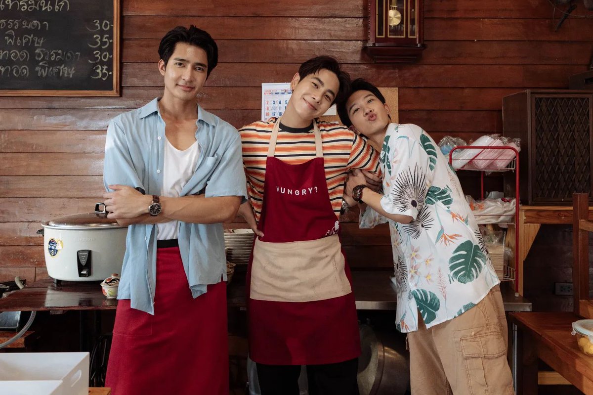 AofFanbase's tweet photo. 🚨 P'Aof, nosso querido diretor, se despede de Moonlight Chiken em seu instagram. No texto se despede dos personagens, agradece o apoio dos fãs e deixa uma menssagem de esperança, dizendo que no amanhã sempre dá pra recomeçar. Obrigada ❤️

🖇:https://t.co/F7XIn6qszp

(+) https://t.co/fHo8qBEgU8