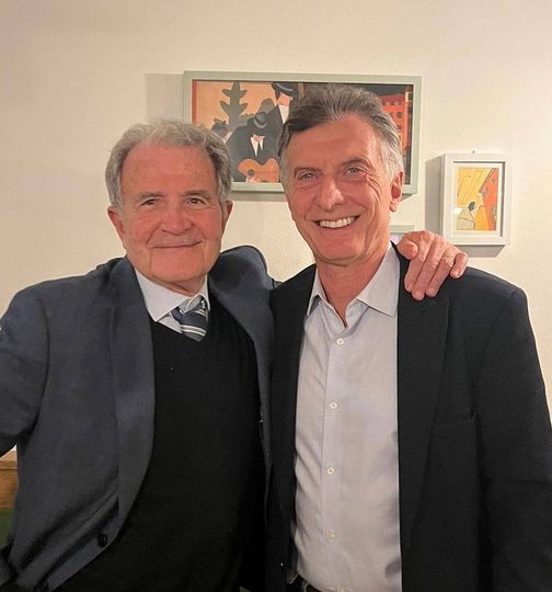 DruidBloggerOK's tweet photo. Romano Prodi lo invitó a Macri a comer a su propia casa.
Un cuadrazo europeo al estilo de Konrad Adenauer o Angela Merckel.
Macri la tiene "así" de larga, que ninguno se la vaya a medir con él. https://t.co/dZwozIoHoe
