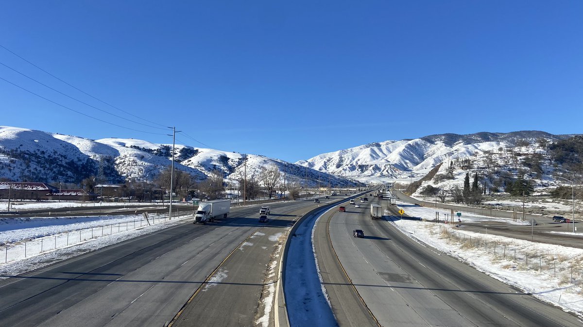 CaltransDist7's tweet image. Not a cloud in the sky, and the forecast is looking good through the weekend. 

We’ll continue to monitor for icy conditions, but this round of the I-5 ❄️Operation Snowflake❄️ is officially over! Thank you to the maintenance crews and emergency responders for all your work!