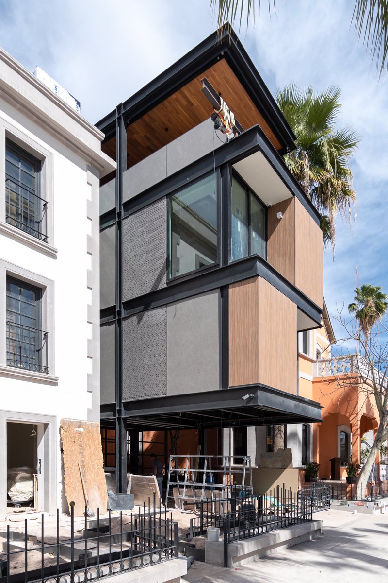 Old and New architecture coexisting. 

Office building under construction. 

Torreón, México. 

#oldandnew #architecture #underconstruction #arquitecturamexicanacontemporanea #architettura #design #officedesign