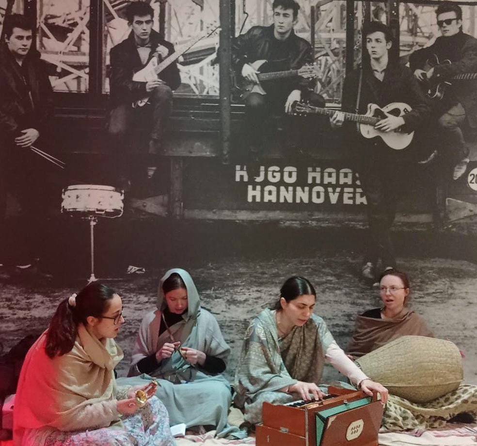 Hare Krishna devotees were invited to chant on every level of the @beatlesmuseum_ 

Did you hear them over the weekend?

#georgeharrison #george80 #harekrishna #Liverpool