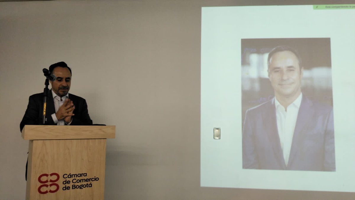 How2GoColombia's tweet image. #AEstaHora | Empezó el lanzamiento del Programa de Competitividad del #ClústerLogística.

“En los últimos 10 años logramos que 570 aliados trabajaran en comités ejecutivos y mesas de trabajo de logística y transporte.“ Juan C González VP de Competitividad de la @camaracomerbog