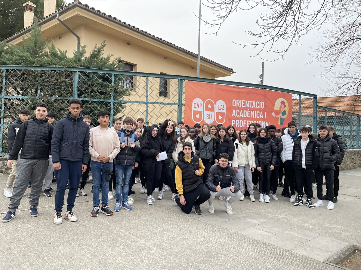 LaSalleManlleu's tweet image. 🧭 Tot l’alumnat de #4ESO visita les Jornades càpsula d’orientació acadèmica i professional organitzades per @OsonaJove @OPEManlleu 
.
.
#Orientació #Tutoria #Futur #FormacióFlexible #JuntesIJuntsMillor #SomLaSalle