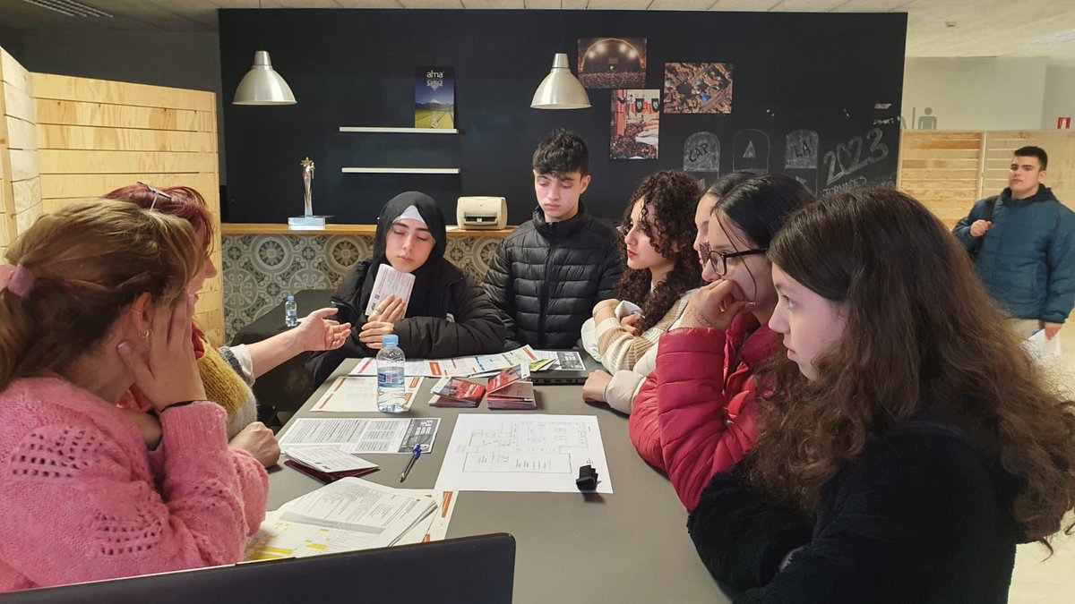 LaSalleManlleu's tweet image. 🧭 Tot l’alumnat de #4ESO visita les Jornades càpsula d’orientació acadèmica i professional organitzades per @OsonaJove @OPEManlleu 
.
.
#Orientació #Tutoria #Futur #FormacióFlexible #JuntesIJuntsMillor #SomLaSalle