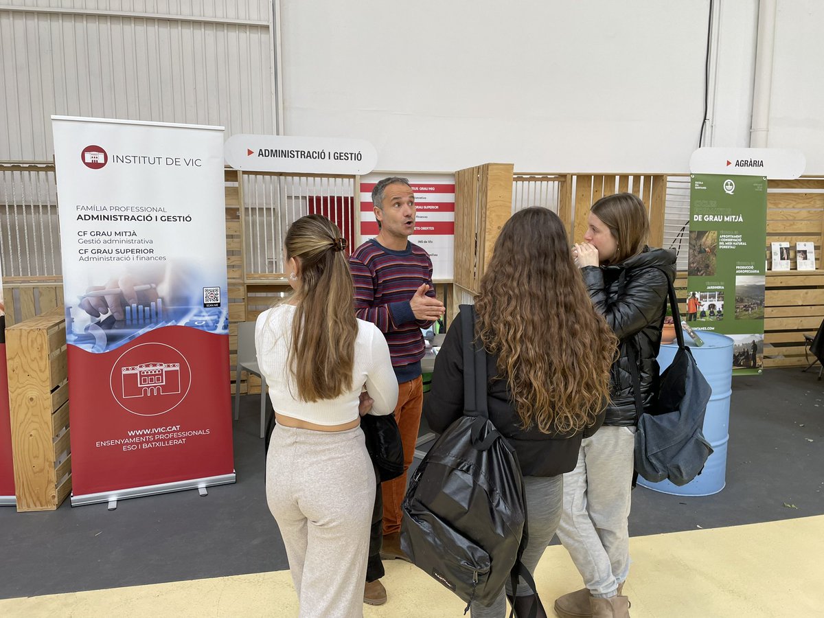 LaSalleManlleu's tweet image. 🧭 Tot l’alumnat de #4ESO visita les Jornades càpsula d’orientació acadèmica i professional organitzades per @OsonaJove @OPEManlleu 
.
.
#Orientació #Tutoria #Futur #FormacióFlexible #JuntesIJuntsMillor #SomLaSalle