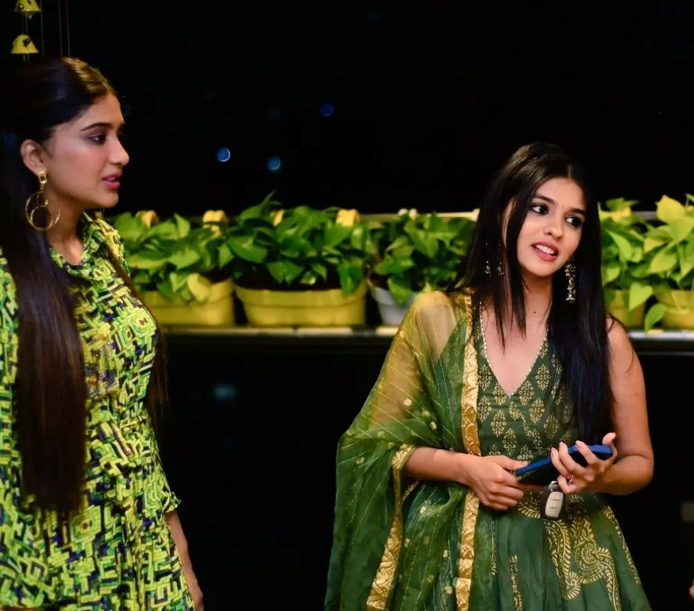 DreamerMusings2's tweet photo. Green is gonna be my 💚 is these two end up being friends! 😭 Manifesting #PraNim 😭🫶
#NimritKaurAhluwalia #Nimritians #ChardiKalaVichRehNimrit 🧿❤️ https://t.co/dFmWFwQlSt