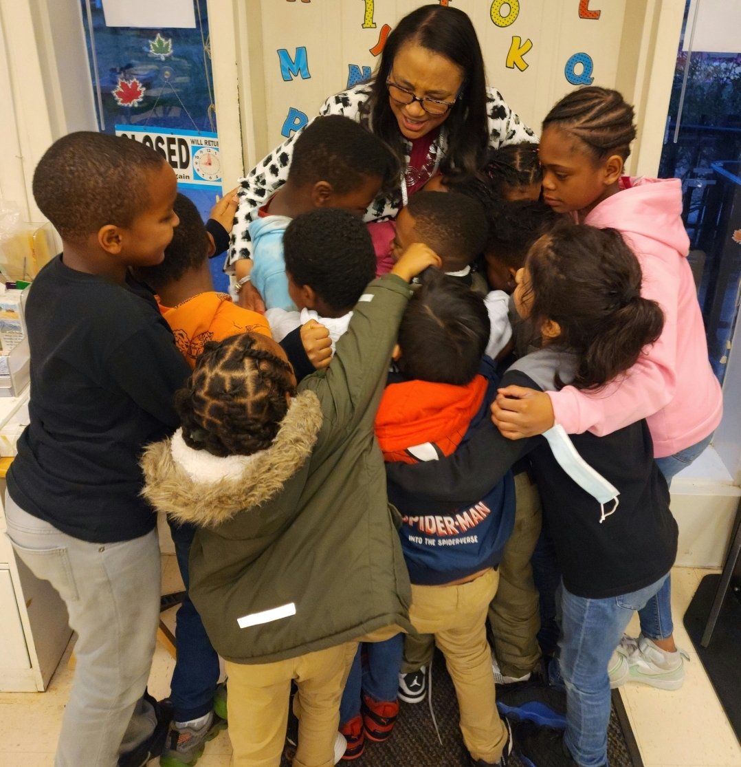 Jacinta4AlexVA's tweet image. The Ruby Tucker Readers celebrated #ReadAcrossAmericaDay with ACPS Interim Superintendent, Dr. Melanie Kay-Wyatt! @ACPSk12Supt, thank you for sharing your favorite book and your love for reading with our little readers! #RubyTuckerReaders #ARHA #readtoachild @ACPSk12