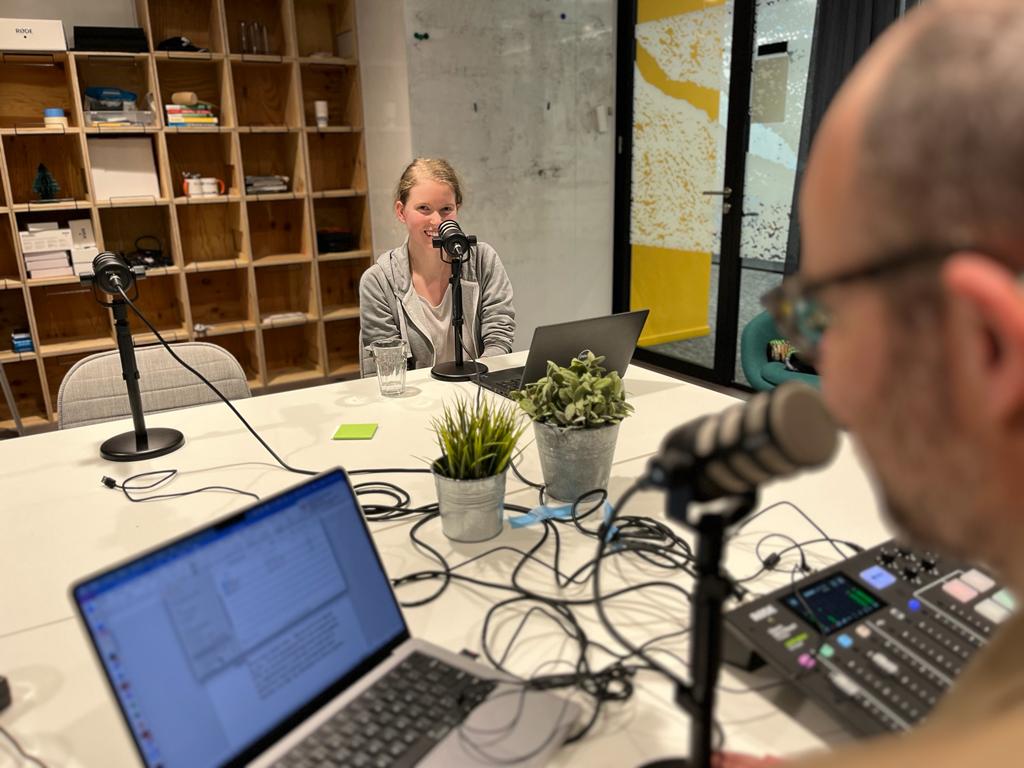 Het leek alsof iedereen het erover had: #ChatGPT. Genoeg informatie, maar wat moet je weten over deze nieuwe technologie?  Vivian van Oijen, machine learning expert bij SURF praat je bij over deze technologie 👉 edu.nl/tjtx4 #AI