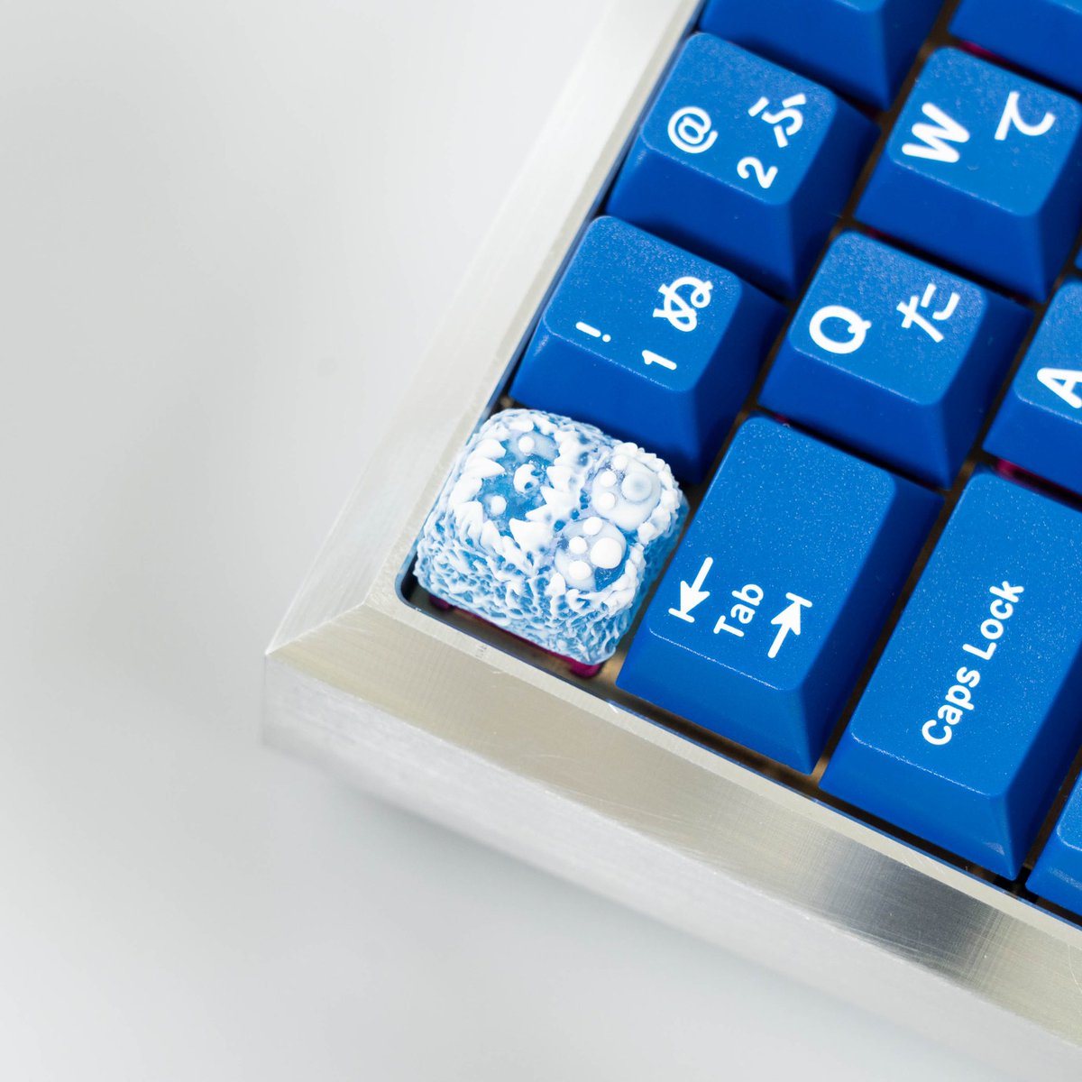 Beautiful Yetis by <a href="/tinymakesthings/">tiny 🔜 TwitchCon AA6002</a> on the Unfinished Fjell with GMK Striker!