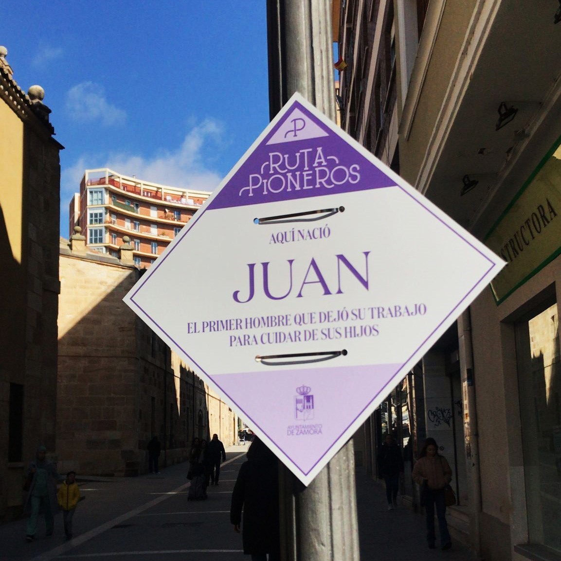AytoZamora's tweet photo. El 8M el feminismo vuelve a las calles a través de una campaña que critica a hombres que pretenden que la sociedad les reconozca lo que las mujeres hacen cada día; pero que también agradece la complicidad de quienes ejercen la corresponsabilidad efectiva.

https://t.co/KpNQu49Bco https://t.co/TDCprW1kvS