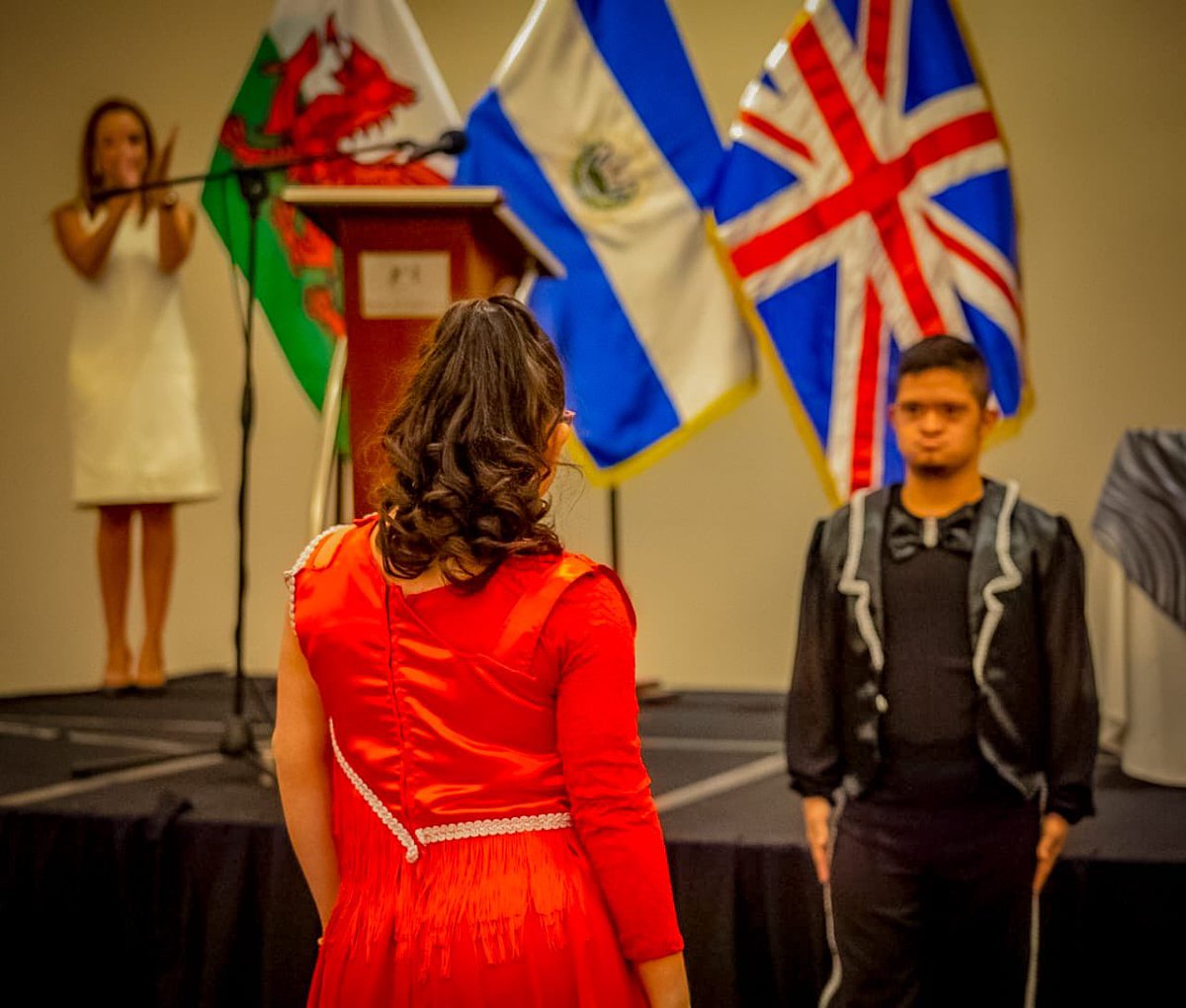 PrensaSSE's tweet photo. Para nosotros, los ciudadanos de Ilopango tienen derecho a todo y no debe haber exclusiones de ninguna naturaleza.
La Embajada de @UKinElSalvador ha reconocido eso con el premio Disability Awards.
El municipio ha logrado este reconocimiento por segundo año consecutivo 😎👏🏼 https://t.co/mMBYXdFCSH