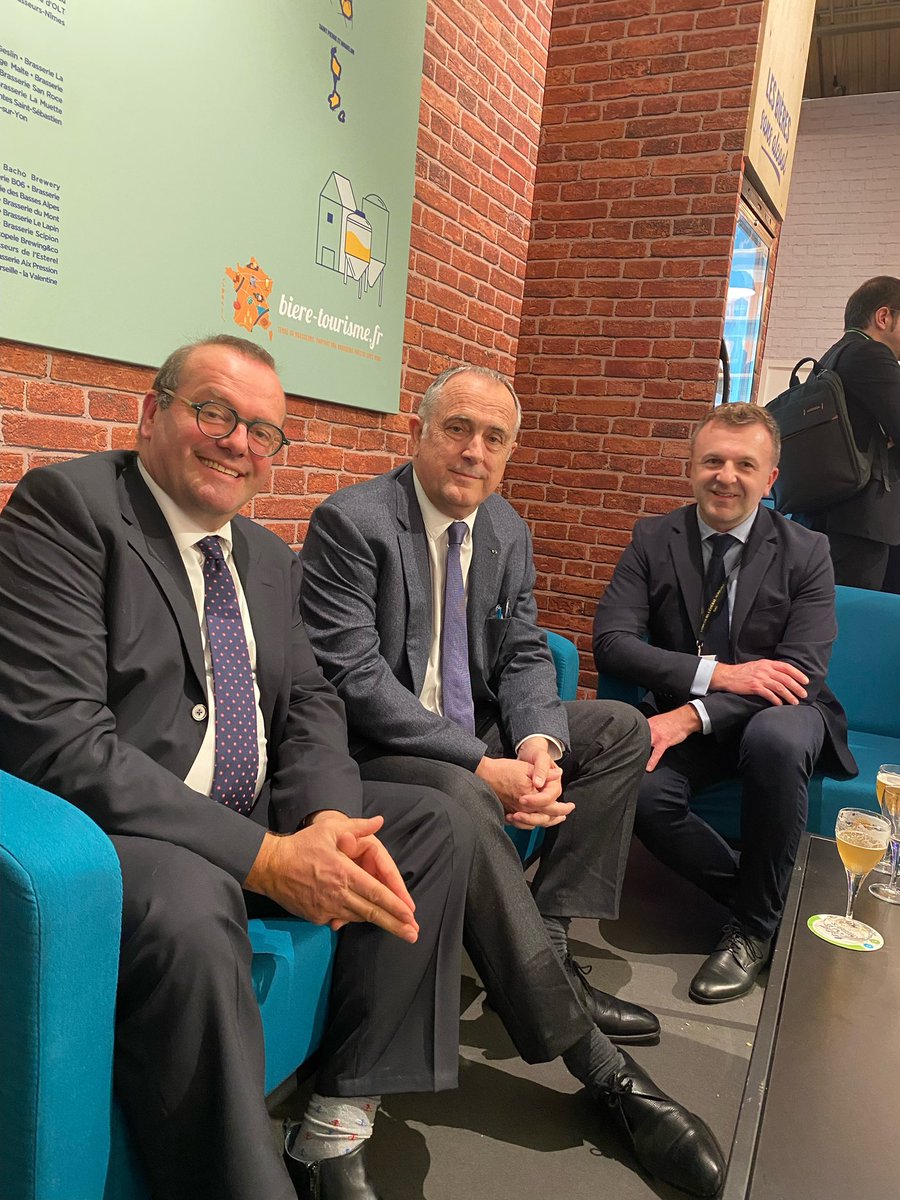 LemoineArnaud's tweet photo. Vraie joie de revoir @dguillaume26 qui a reçu la médaille du @Salondelagri . Une médaille d’amitié fidèle, d’engagement! @olivieralleman @GuillaumeMacher @olivierdam1 https://t.co/7WLKNZ3TBa