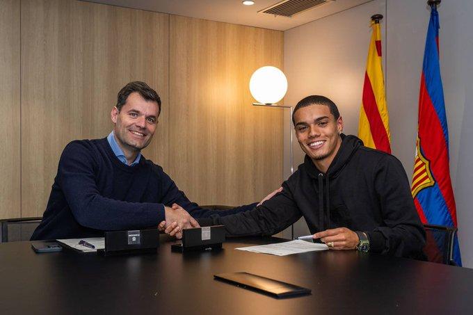 paisoltaram's tweet photo. Contratado pelo Barcelona, João Mendes havia escondido que era filho de Ronaldinho para chegar na base do Cruzeiro. 

O jovem não queria ser beneficiado por nepotismo para iniciar sua carreira no futebol👨‍👦

[SPORT] https://t.co/LGr6ckkRme