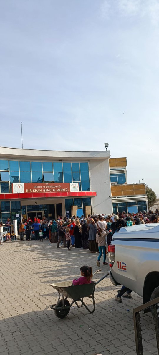 Bir paket erzak için.O da dışardan gelenlere veriliyor. Çadırda kalanlar alamiyormus. Burda çıkan yemeği ister yiyin ister yemeyin. Erzak buradaki çadırda kalanlara verilmiyor dediler. Çadırda üç gün kuru fasulye pişirip vermişler.