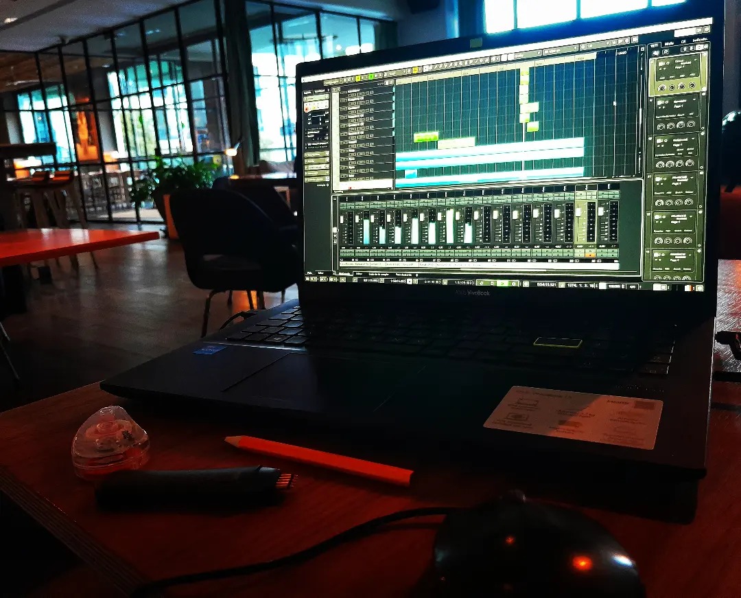 'Everywhere you go you always take - your work - with you'
Well if you like what you do why not?

@SteinbergMedia

#working #filmmusic #filmcomposer #workingoutsidethestudio #musicadecine #musicaportuguesa #musicproduction #musicforfilm #mediacomposer #CHILLING  #Musica  #CINEMA