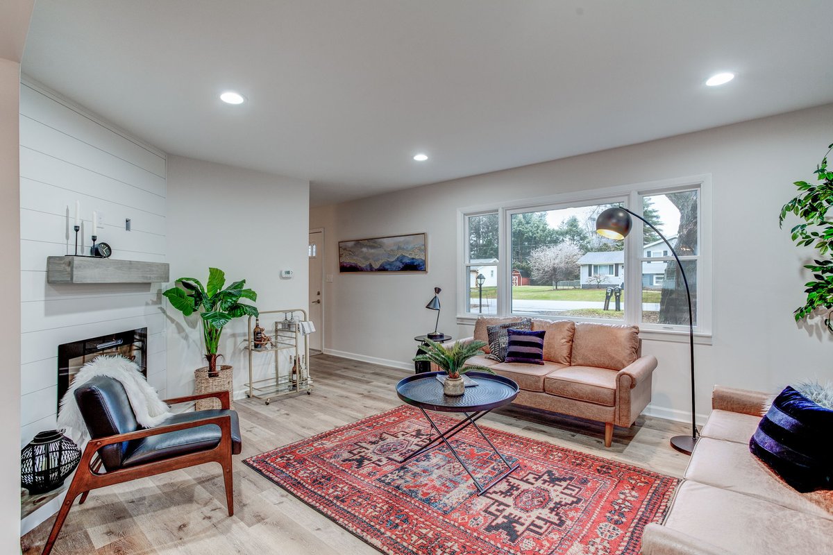 timburkey's tweet image. OPEN HOUSE &amp;amp; NEW PRICE | 55154 Caldwell Drive, Osceola
Saturday, March 4, 11am–1pm
Offered at $299,900 | 4 Beds | 2½ Baths | 2,060 ft²

Check out this beautifully updated two-story home in PHM schools.

More information: burkeyrealestate.com/homes-for-sale…