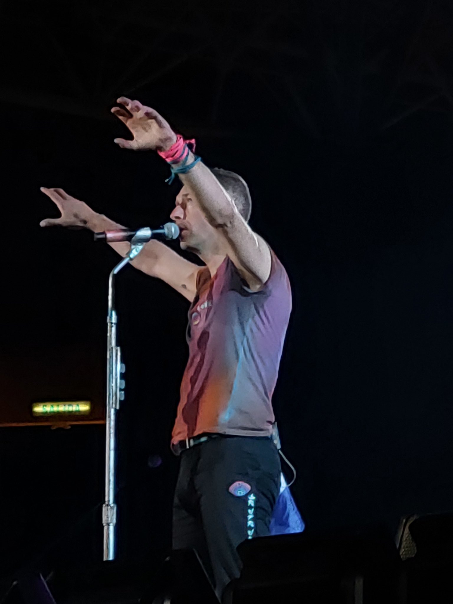 2 pic. HAPPY BIRTHDAY CHRIS MARTIN IFLY https://t.co/bcwPjWyWeZ
