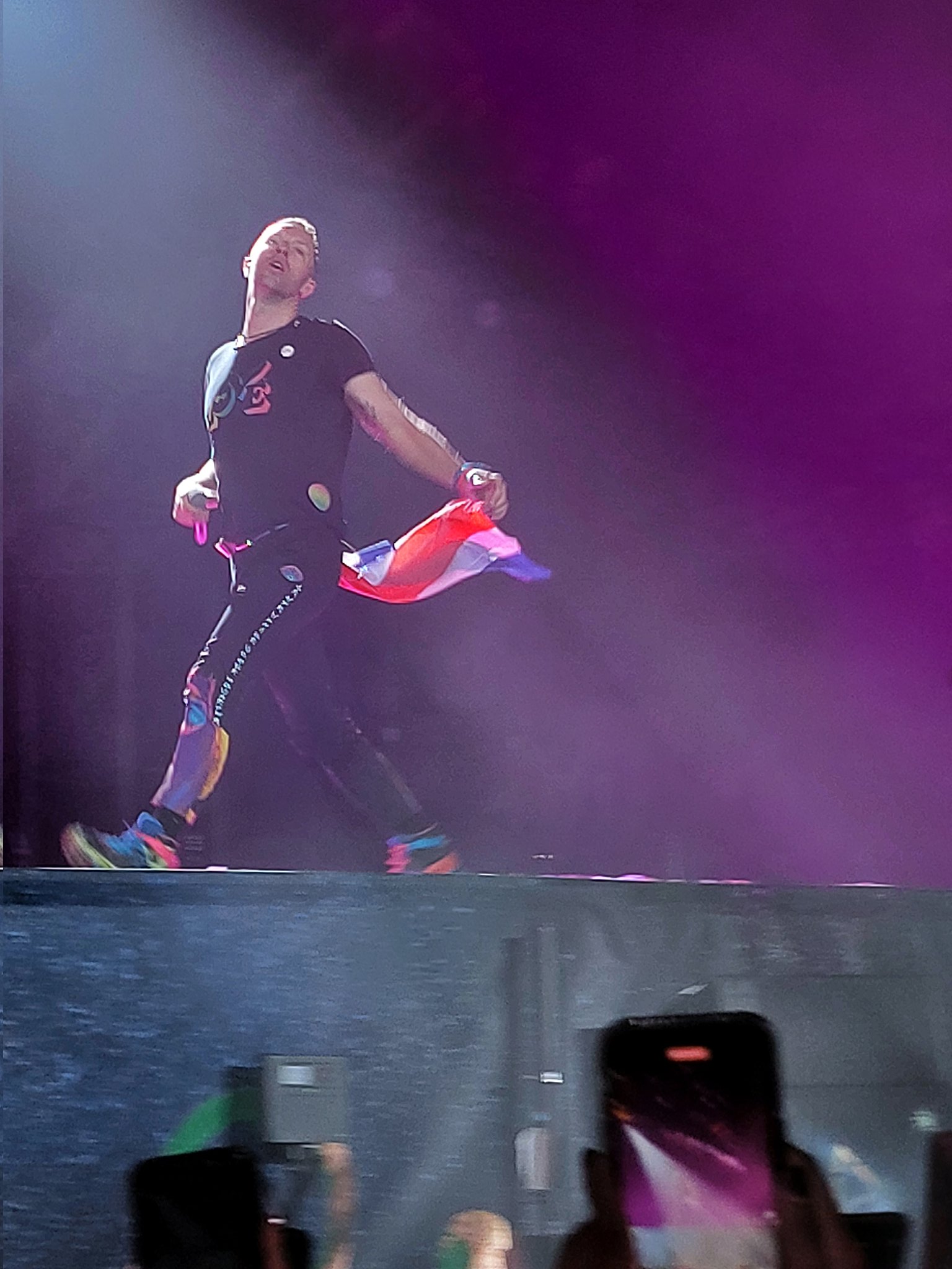 3 pic. HAPPY BIRTHDAY CHRIS MARTIN IFLY https://t.co/bcwPjWyWeZ