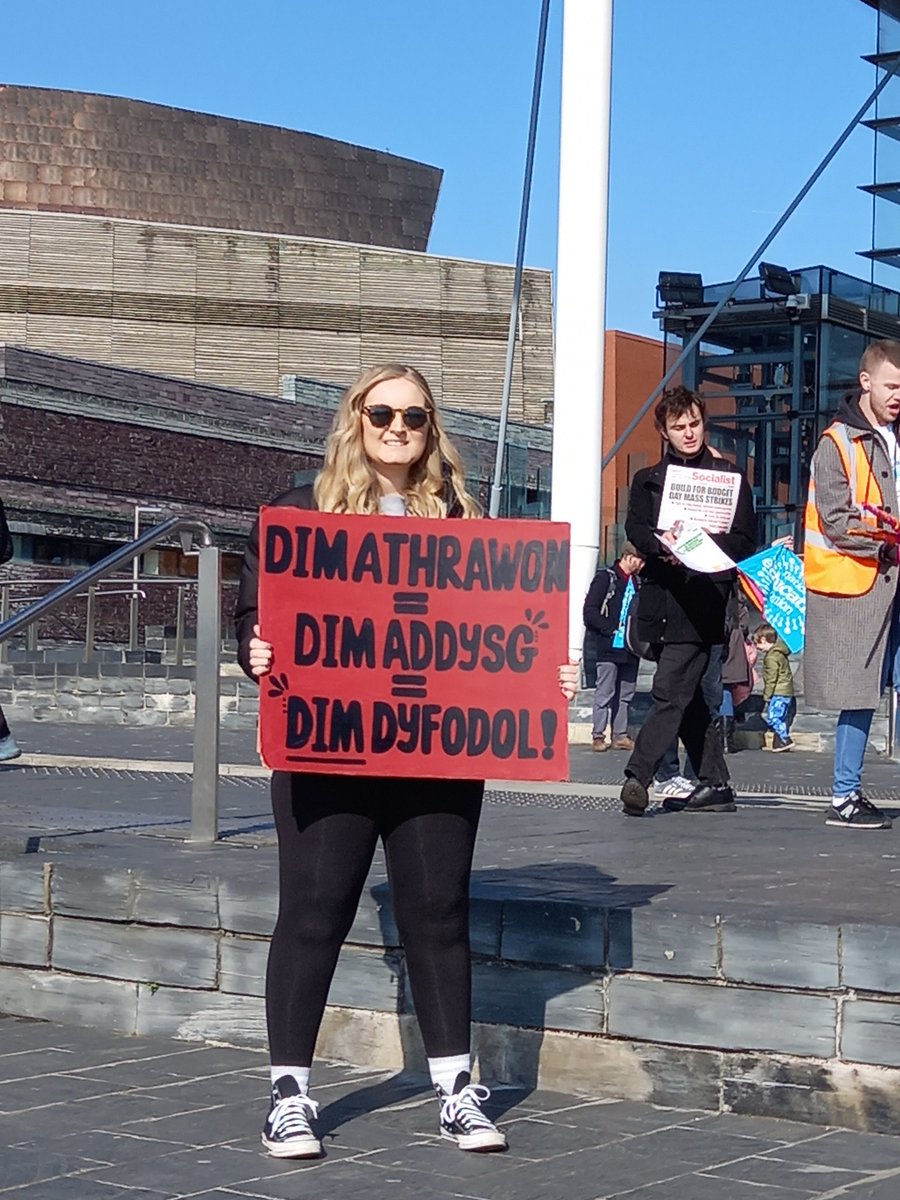 Great to be at the Senedd today with my brothers and sisters in the @NEUCymru
#WeAreTheNEU
#PayUp
#EnoughIsEnough