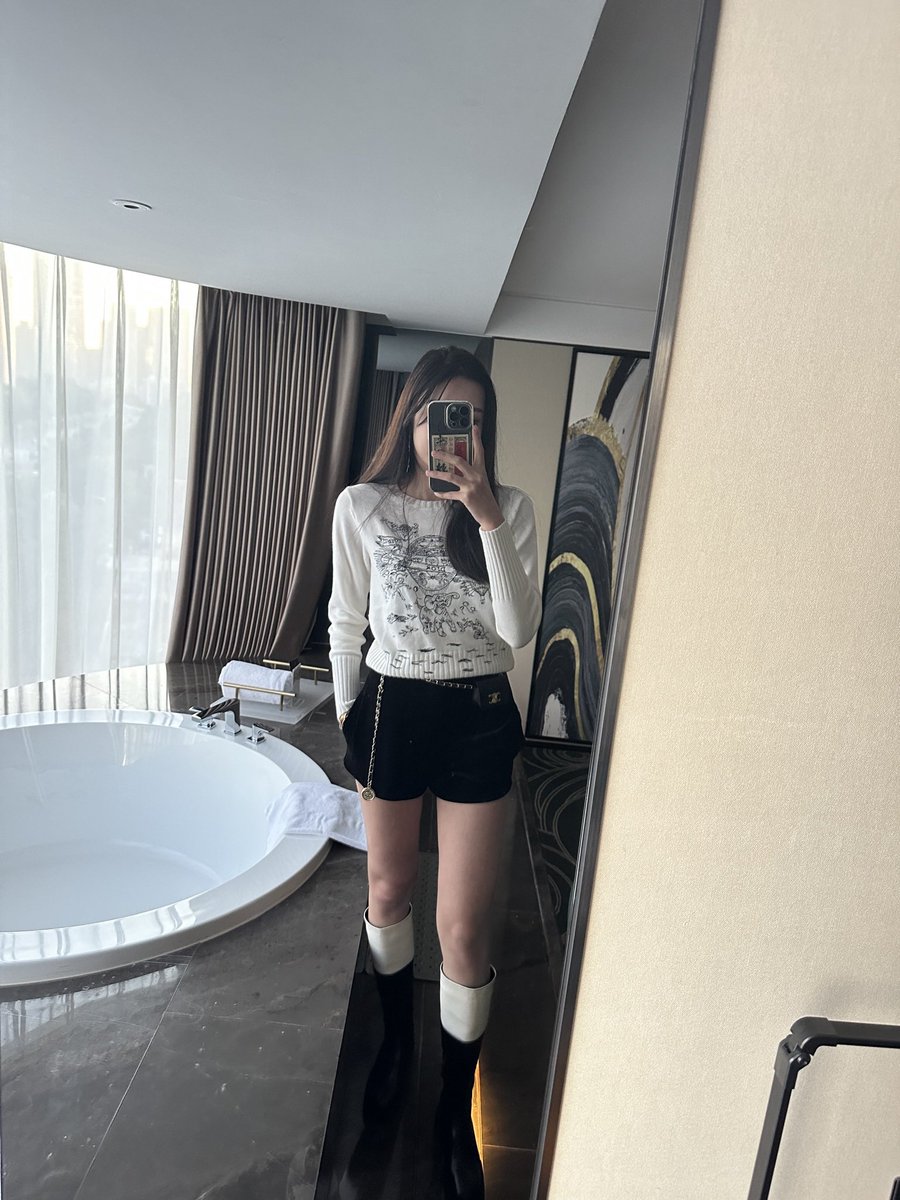 whencypto's tweet photo. ✨TCG闪光少女 对镜拍打卡✨
👀来猜猜以下哪条是真的
1⃣️能瓶吹香槟
2⃣️高三物理150
3⃣️最高纪录吃过10个汉堡
@TurtlecaseGang
#TurtlecaseGang
#TCG
#闪光少女
#BlinkyGirls
#TurthorLie
#selfie https://t.co/zBSt6mhqJZ