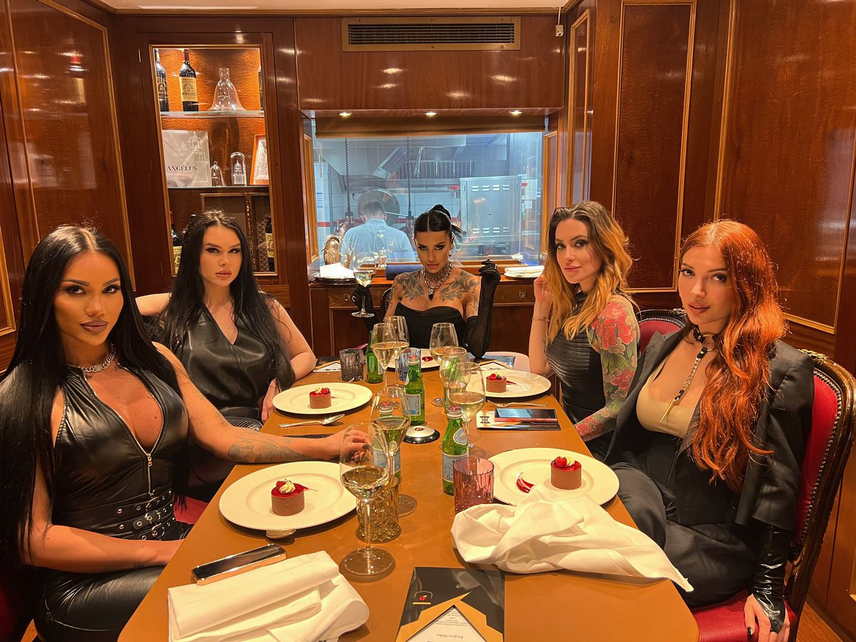InannaLdn's tweet photo. Thank you @mistress_mika_ for hosting the most gorgeous lunch, with the most gorgeous women 🖤 https://t.co/MguLatjchF