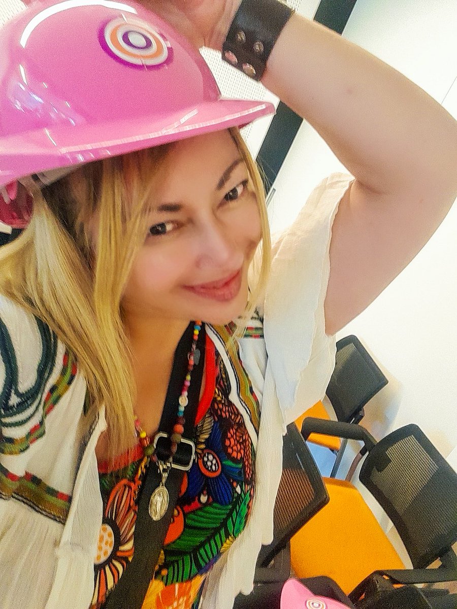 EleoValentini's tweet photo. El movimiento #PinkHardHat busca allanar el camino de las #mujeres en el sector de la #construccion, que alguna vez delató los #estereotiposdegénero que residen en el pensamiento común de que las mujeres carecen de la capacidad para cumplir con las demandas físicas requeridas. https://t.co/w8H497vuv6