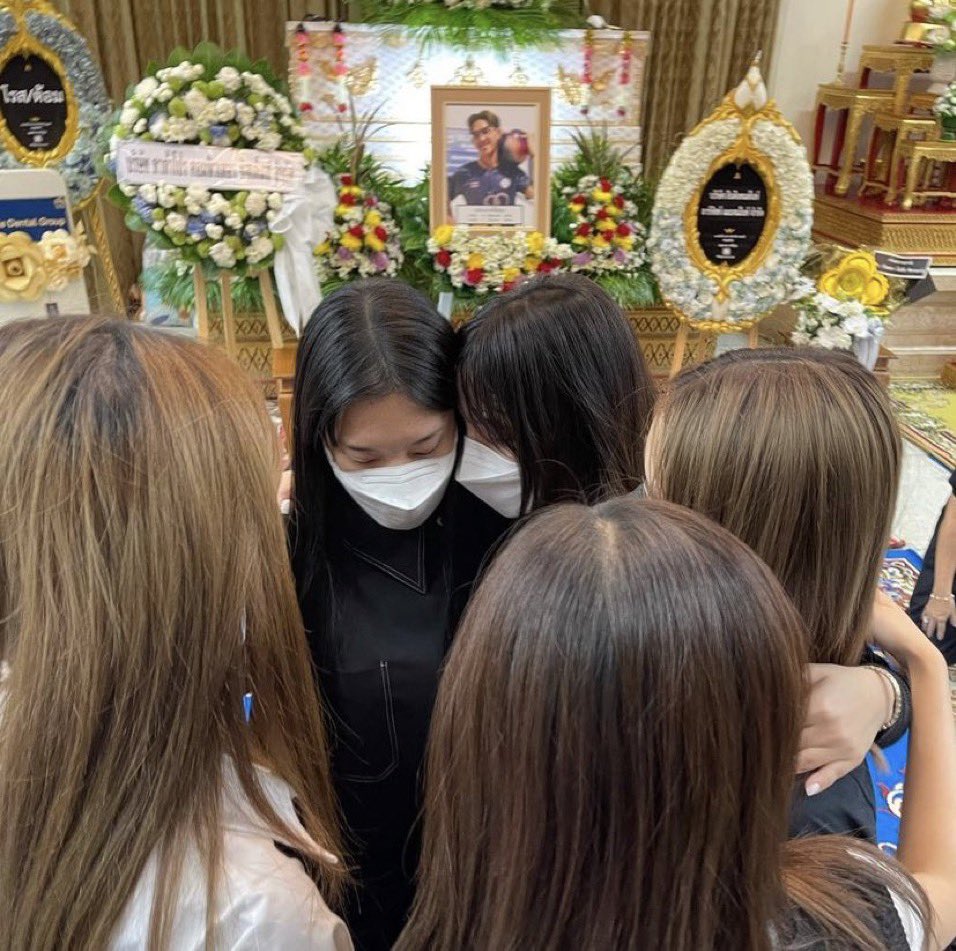 lightCC2's tweet photo. ขอบคุณเจมส์ ขอบคุณพี่ ๆ ทีมงาน ทั้งอดีตและปัจจุบันทุก ๆ คน ขอบคุณเมมเบอร์ ทั้งอดีตและปัจจุบันทุก ๆ คน ขอบคุณผู้ใหญ่+คุณครูทุก ๆ ท่าน ฝากดูแลปกป้องน้อง ให้กำลังใจน้องกับครอบครัวน้องเยอะ ๆ ด้วยนะครับ 🙏~🤍

Cr. IG : น้องอร Ornoung / พี่อิงค์ ink_chonlapong / ครูเอ๊ะ aehlaongfong https://t.co/Iiad1S2Qs9