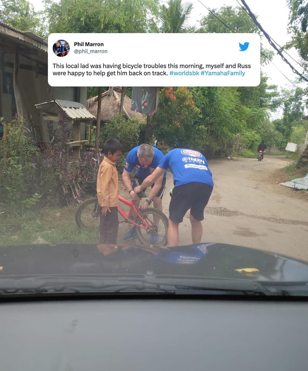 Toprak Razgatlioglu's crew chief Phil Marron &amp; his mechanic Russ Joyner helped fix a young boy's bike in Mandalika today 👏

Just brilliant 🙌