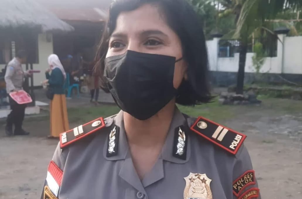 IPTU JEANE SAKALLA . . . Pernah dengar nama Iptu Jeane Sakalla? Sepertinya tidak. Nama - nama Polisi yang bermasalah secara hukum jauh lebih mudah kita ingat. Jauh di sebelah timur dari pulau Jawa, tepatnya di Alor Barat Daya, Alor, Nusa Tenggara Timur, dia bertugas.