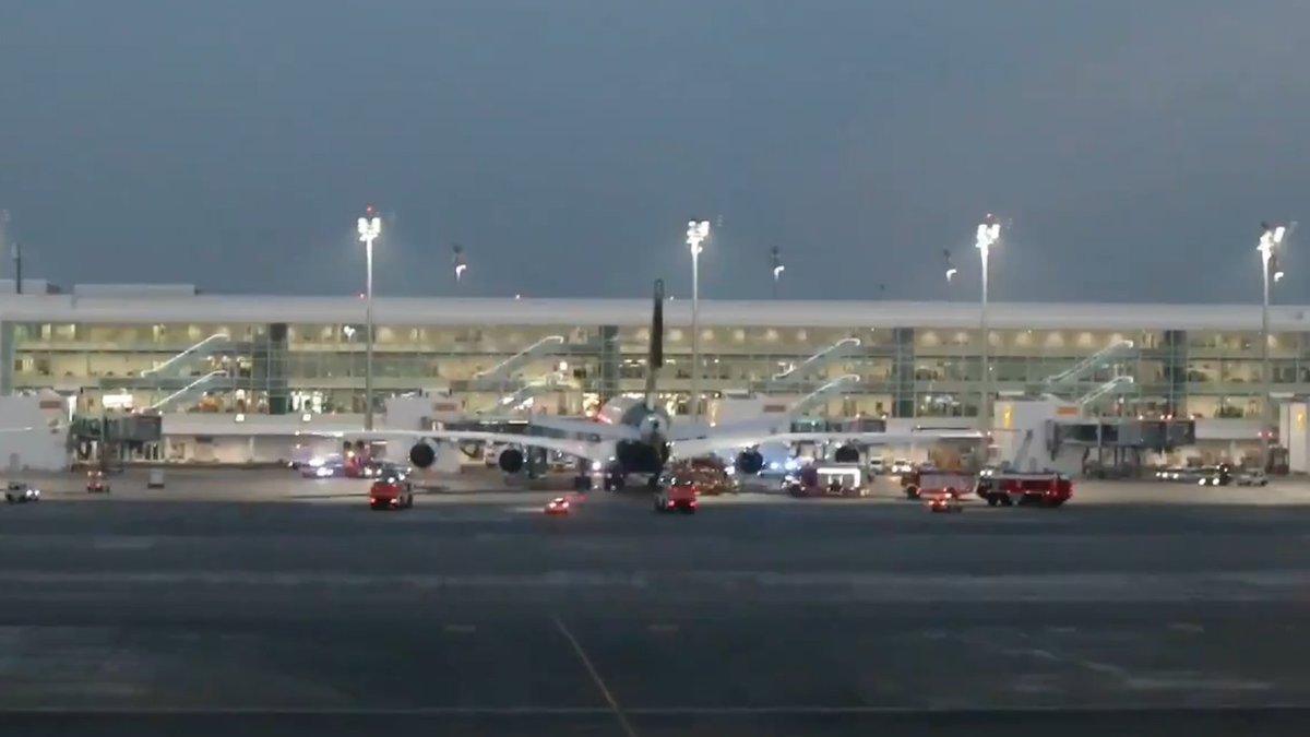 mafihachk's tweet photo. 🚨✈️ طائرة تابعة لشركة #لوفتهانزا على متنها أكثر من 450 راكب من طراز Airbus A330 تعرضت "لاضطراب كبير" تم تحويلها إلى مطار #واشنطن دالاس الدولي وتم نقل سبعة 07 أشخاص كانوا على متنها إلى مستشفيات المنطقة.
Lufthansa flight #LH418 https://t.co/VoC2suSXnt