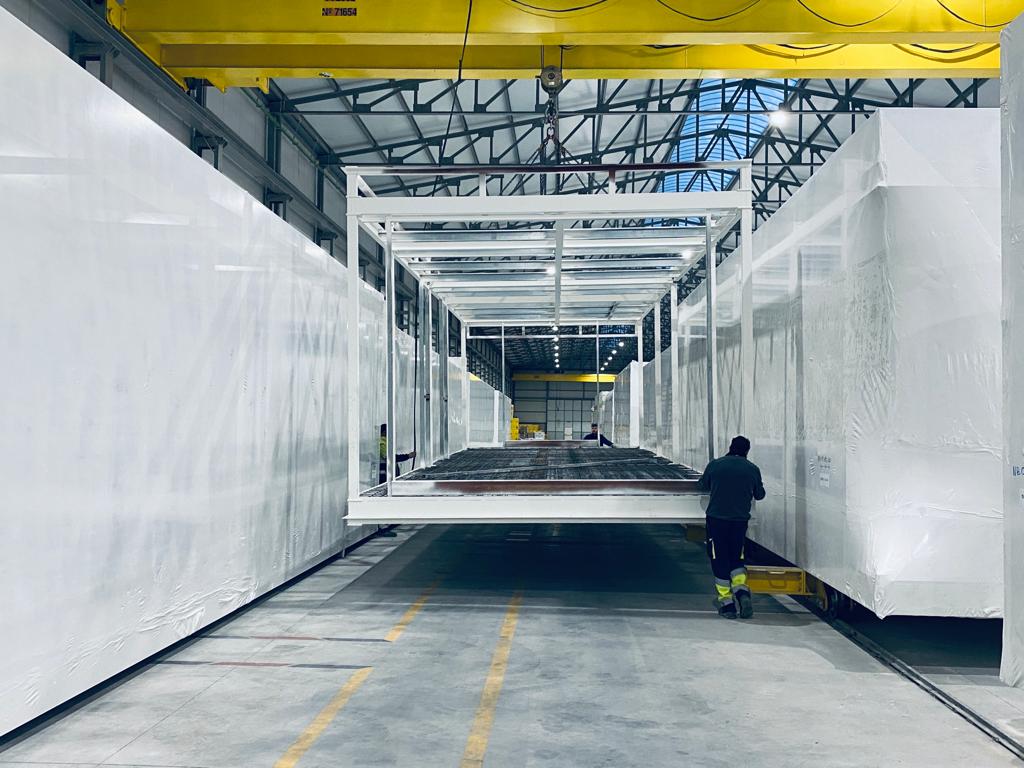 _neoblock's tweet photo. Ensamblaje de estructura metálica en nuestra nave. Después, todos los profesionales de diferentes ámbitos realizan su trabajo, en este caso, instalación de suelo radiante. https://t.co/U6cxlh1xzl #BeModular #ConstrucciónIndustrializada #CasasNeoblock #ViviendasPrefabricadas https://t.co/6tjKuZWQbn