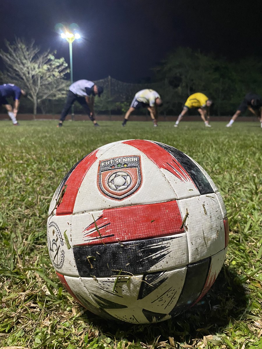 Futsenior1's tweet photo. Estiramiento final de #Miercoles 

#futsenior #Bucaramanga ⚽️🧔🏻‍♂️ https://t.co/CHLWDbHZJ0