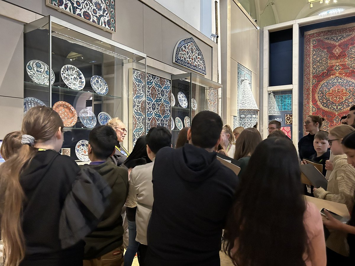 HansonTechArt's tweet image. Students are busy exploring pattern in the Middle Eastern Gallery. #designlabnation