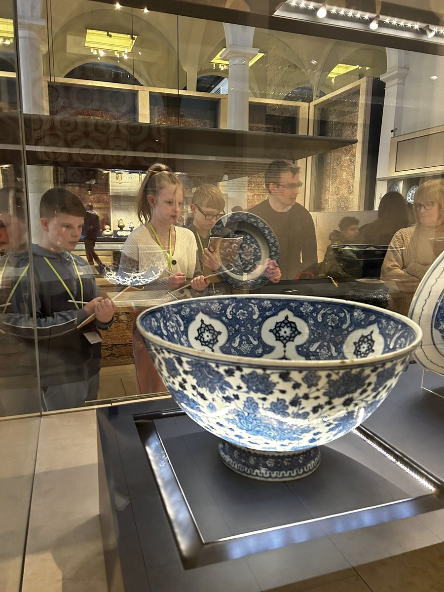 HansonTechArt's tweet image. Students are busy exploring pattern in the Middle Eastern Gallery. #designlabnation