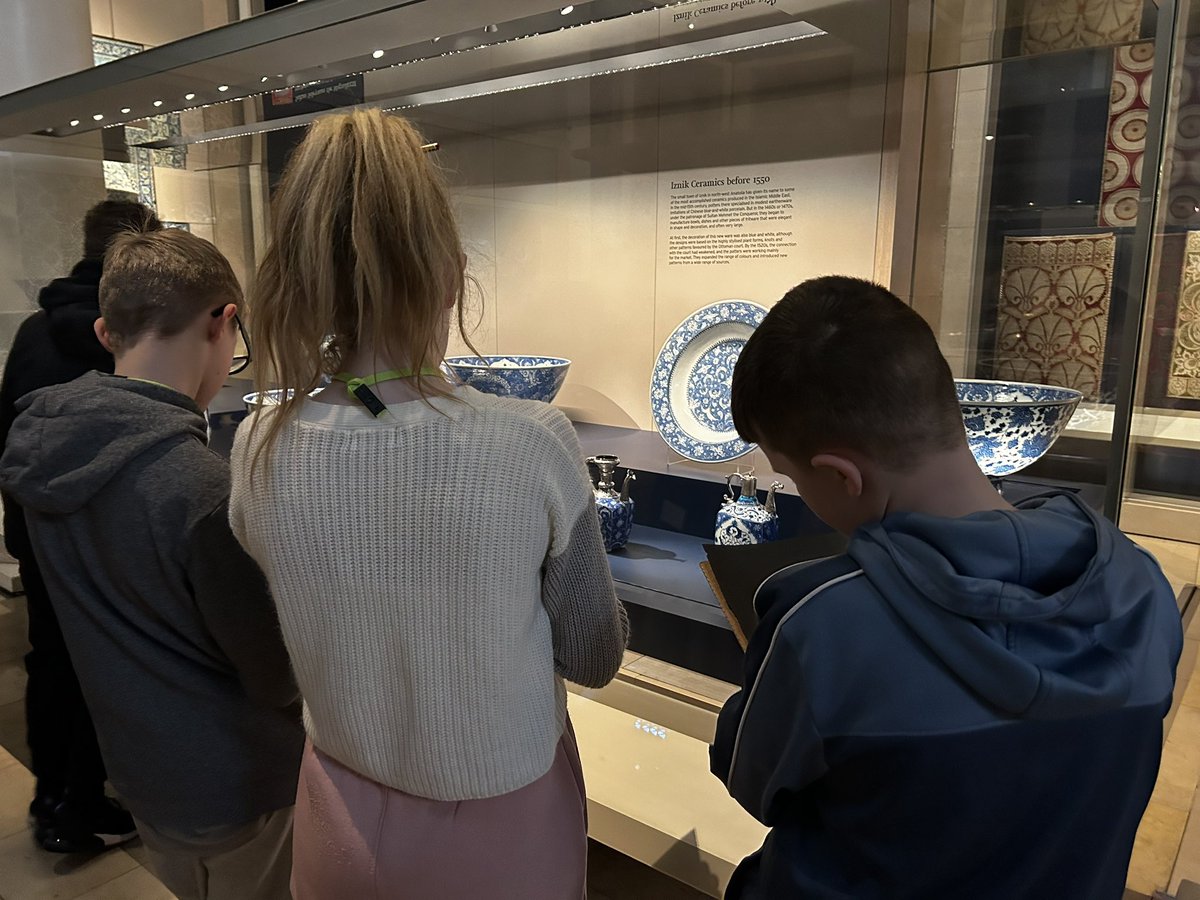 HansonTechArt's tweet image. Students are busy exploring pattern in the Middle Eastern Gallery. #designlabnation