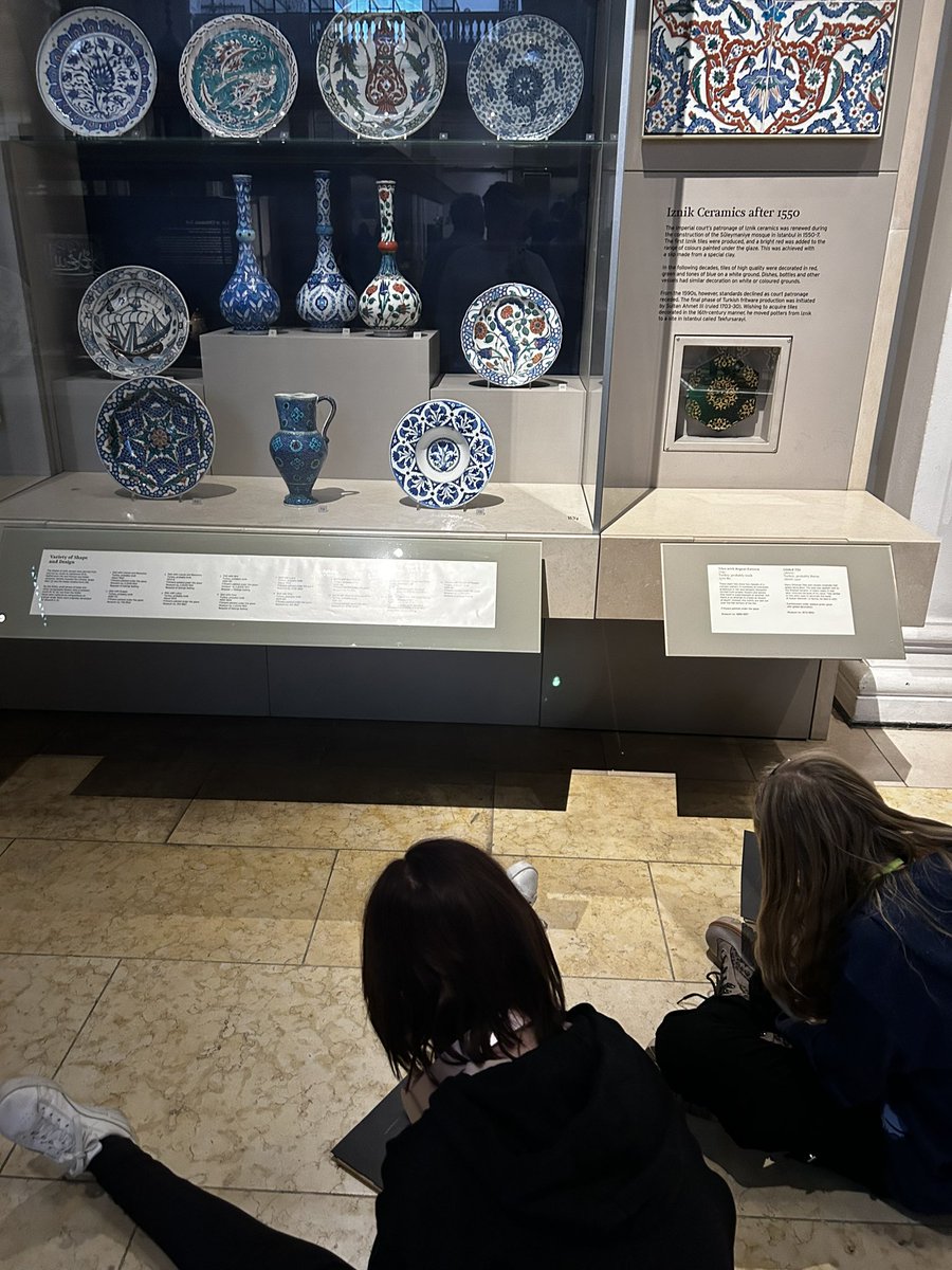 HansonTechArt's tweet image. Students are busy exploring pattern in the Middle Eastern Gallery. #designlabnation