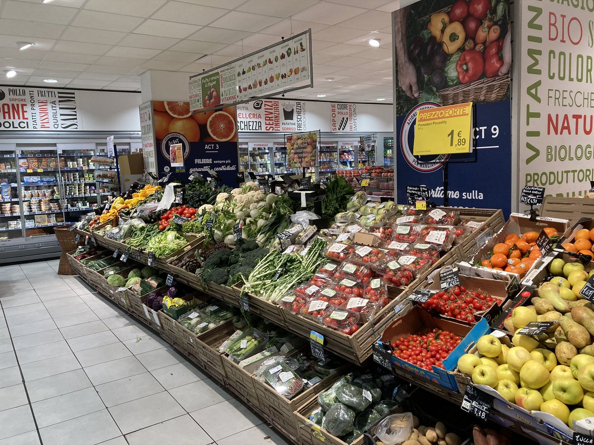ChrisButlernhs's tweet photo. Fresh produce crisis in #Rome #NothingToDoWithBrexit https://t.co/mJe27a29EF