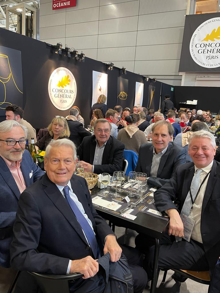 TMA_team's tweet photo. [#SIA2023] 🍽️ À notre table aujourd’hui, le sénateur honoraire @Andre_Ferrand, Pascal Esnol (Président-fondateur de #Megableu), le Docteur François Fisch, Béatrice Gaffory (@Agri_Gouv) et Erwan Sence (@Bayer_FR). 

#Agriculture #LeGoûtAvantTout #Alimentation https://t.co/kozgHmqz0Q