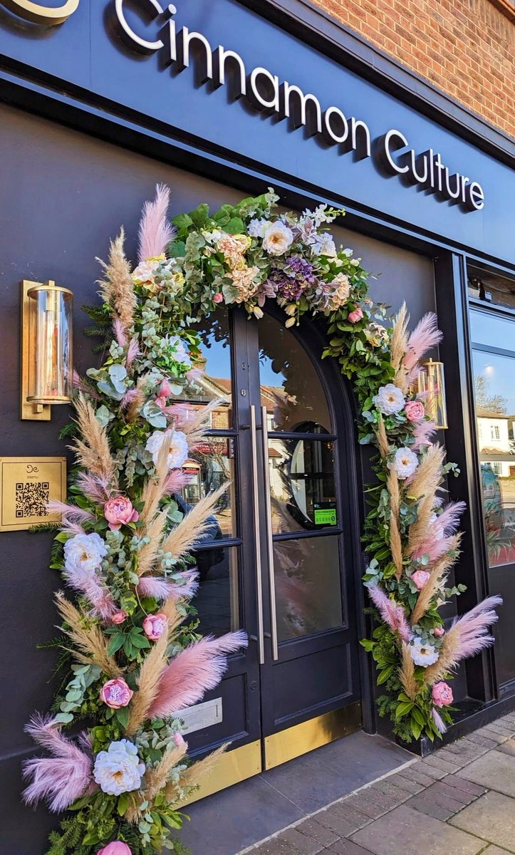 Spring is in the air with pinks &amp; purples courtesy of our neighbours <a href="/BloxhamsFlorist/">Bloxhams Florists</a> 🌸🌺🌼

<a href="/VisitChis/">Visit Chislehurst</a> #Chislehurst #Bromley
