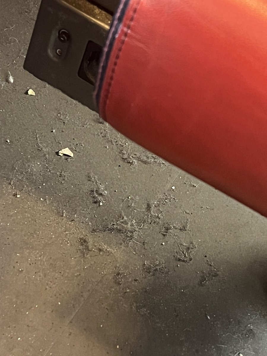 Koop je een kaartje 1e klas bij <a href="/NS_online/">NS online</a>, dan mag je toch ook verwachten dat je in een schone coupé komt te zitten. Hier ligt zoveel stof en rotzooi onder de banken, dat is gewoon beschamend. Een stofje kan altijd maar hier is al weken niet geveegd. <a href="/ProRail/">ProRail</a>